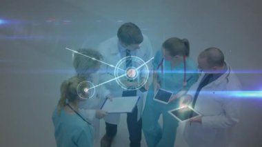 Kafkasyalı doktorların konuştuğu veri işleme animasyonu. Küresel tıp ve dijital arayüz kavramı dijital olarak oluşturulmuş video.