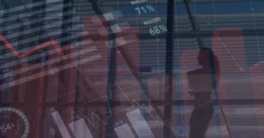 Ofis alanı ve yürüyen iş adamları üzerindeki grafiklerin ve finansal verilerin animasyonu. İş, finans, ekonomi ve teknoloji konsepti dijital olarak oluşturulmuş video.