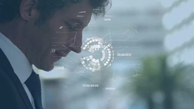 Tablet kullanan beyaz iş adamının elleri üzerinde dünyanın animasyonu. Küresel ağ, iş, iletişim ve teknoloji konsepti dijital olarak oluşturulmuş video.