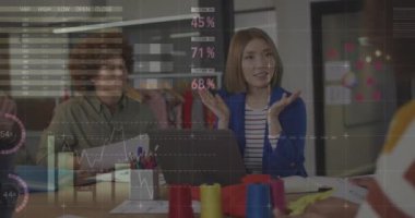 Asyalı iş kadınının ofis arkadaşlarıyla tartıştığı istatistiksel veri işleme. İş analizleri ve veri teknolojisi kavramı