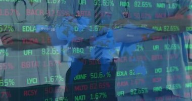 Hastanede gülümseyen çeşitli doktorların ve sağlık çalışanlarının portresi üzerinde borsa verileri işleniyor. Tıbbi sağlık ve teknoloji konsepti