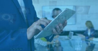 Kafkas işadamının elinde tablet kullanarak hareket eden verilerle dijital ekranların animasyonu. V