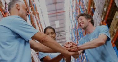 Çeşitli erkek ve kadın gönüllüler ellerini birleştirirken mali veri işleme tabi tutuluyor. Bağışlar hayır kurumu ve lojistik sektörü konsepti