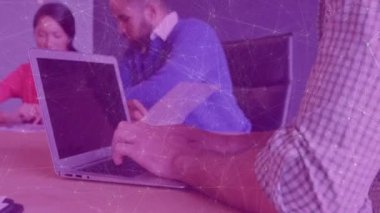 Dizüstü bilgisayarda çalışan ve ofisinde fotokopi odası olan mutlu beyaz adam üzerindeki bağlantıların animasyonu. İş, işbirliği, iletişim ve dijital olarak üretilen teknoloji konseptiyle çalışma.