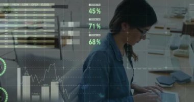 Ofisteki Kafkas iş kadınının veri işleme animasyonu. Küresel iş, bilgisayar ve dijital arayüz kavramı dijital olarak oluşturulmuş video.