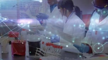Çeşitli doktorların deneyler yaptığı veri işleme animasyonları. Küresel tıp ve dijital arayüz kavramı dijital olarak oluşturulmuş video.