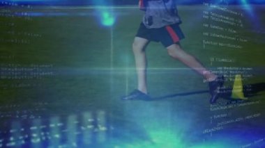 Çeşitli futbol oyuncuları üzerinde veri işleme animasyonu. Küresel spor, bilgisayar ve dijital arayüz kavramı dijital olarak oluşturulmuş video.