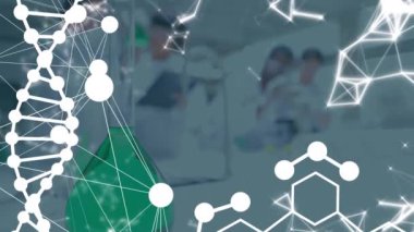 Mikroskop kullanan kadın ve erkek laboratuvar çalışanları üzerinde kimyasal formüllerin ve DNA 'ların animasyonu. Bilim, tıp ve kimya konsepti dijital olarak üretilen video.