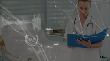 Kafkasyalı kadın doktorun elinde dosya ile veri işleme animasyonu. Küresel tıp ve dijital arayüz kavramı dijital olarak oluşturulmuş video.