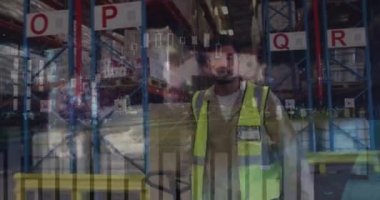 Çeşitli kadın ve erkek depo çalışanları ve yol trafiği üzerinde küre animasyonu. İş, finans, teknoloji ve dağıtım hizmetleri konsepti dijital olarak oluşturuldu.