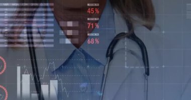 Kafkas kadın doktor üzerinde veri işleme animasyonu. Küresel tıp, bilgisayar ve dijital arayüz kavramı dijital olarak oluşturulmuş video.