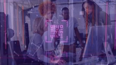 Bilgisayar kullanan çeşitli iş adamlarının veri işleme animasyonları. küresel iş ve dijital arayüz kavramı dijital olarak oluşturulmuş video.