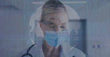 Yüz maskeli, beyaz kadın bir doktor üzerinde veri işleme animasyonu. Küresel tıp ve dijital arayüz kavramı dijital olarak oluşturulmuş video.