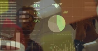 Çeşitli iş adamlarının konuşmaları üzerine veri işleme animasyonu. küresel iş ve dijital arayüz kavramı dijital olarak oluşturulmuş video.