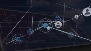 Güneş panelleri ve karanlık arkaplan bağlantılarının animasyonu. Yeşil enerji, eko gücü, sürdürülebilirlik ve teknoloji konsepti dijital olarak oluşturulmuş video.