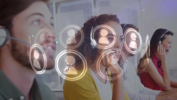 Çağrı Merkezinde Çeşitli Mutlu Arkadaşlarının Etrafında Dönen Kullanıcı Simgelerinin Canlandırması — Stok video
