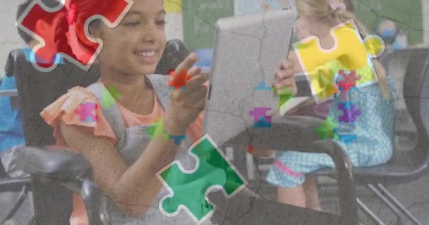 多様な学童をめぐるパズルのアニメーション 自動認識月とデジタルインターフェイスの概念デジタル生成されたビデオ — ストック動画