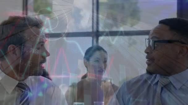 在不同的商人见面时握手 制作金融图表的动画 全球商业 经济和技术概念 — 图库视频影像