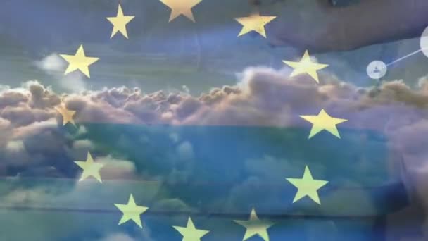 在女性循环塑料的连接 云彩和双手之上 欧洲联盟的动画明星 欧洲条例 生态法 废物回收概念 — 图库视频影像