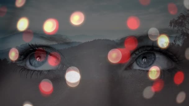 Lugares Brilhantes Luz Sobre Close Olhos Femininos Contra Paisagem Com — Vídeo de Stock