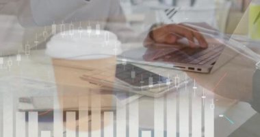 Bilgisayarı kullanan beyaz kadın hakkında finansal veri işleme ve istatistiklerin animasyonu. küresel iş, finans ve veri işleme kavramı dijital olarak oluşturulmuş video.