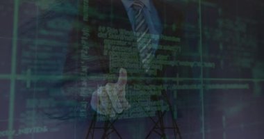 Elektrik direkleri üzerinde tarama, virüs uyarısı ve dijital asma kilit animasyonu. Enerji, elektrik, veri işleme, güvenlik ve teknoloji konsepti dijital olarak oluşturulmuş video.