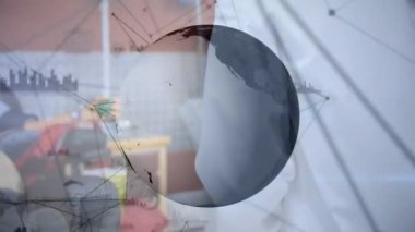 Laboratuvardaki bilim adamının yerine bağlantı ağının ve dünyanın animasyonu. Küresel bilim, bağlantılar, veri işleme ve dijital arayüz kavramı dijital olarak oluşturulmuş video.