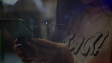 Akıllı telefonlar kullanarak melez liseli kız üzerinden bağlantı ağının animasyonu. Dijital olarak oluşturulan öğrenim ve eğitim konsepti.