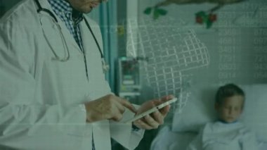 Tablet kullanan beyaz erkek doktor üzerinde veri işleme animasyonu. Küresel iş ve dijital arayüz kavramı dijital olarak oluşturulmuş video.