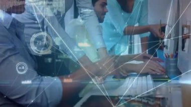 Ofisteki bilgisayarı kullanan çeşitli erkek ve kadın ofis arkadaşlarına karşı bağlantılar. İş teknolojisi kavramı