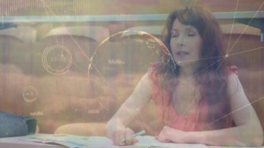 Üniversitedeki beyaz bir kız öğrenci üzerinden bağlantı ve dünya ağının animasyonu. Küresel eğitim, bağlantılar ve dijital arayüz kavramı dijital olarak oluşturulmuş video.