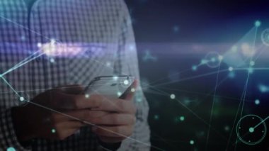 Akıllı telefon kullanan insanların üzerindeki simgelerle bağlantı ağlarının animasyonu. Dijital olarak üretilen küresel iletişim teknolojisi ve spor konsepti.