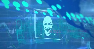 Mavi arka planda insanların portreleriyle veri işleme animasyonu. Küresel teknoloji, bilgisayar ve dijital arayüz kavramı dijital olarak oluşturulmuş video.