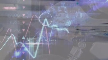 Beyaz zemin üzerinde saat ve koronavirüs hücreleri üzerinde grafik ve veri işleme animasyonu. Ekonomi enerjisi ve Avrupa siyaseti kavramı dijital olarak üretilen video.