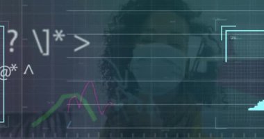 İnsanlarla veri işleme animasyonunun Afro-Amerikan kadınlarına göre portreleri. Küresel teknoloji, bilgisayar ve dijital arayüz kavramı dijital olarak oluşturulmuş video.