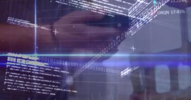 Akıllı telefondan ödeme yapan farklı insanlar üzerinde finansal veri işleme animasyonu. Dijital olarak oluşturulan küresel finansman, bilgisayar ve dijital arayüz kavramı.