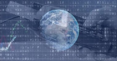 Finansal veri, bir kart makinası kullanarak Dünya 'nın dört bir yanındaki kişinin eline karşı işleniyor. Dijital ödeme teknolojisi kavramı