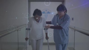 Melez kadın doktorların yaşlı kadınlara yardım etmesi üzerine bağlantı ağının animasyonu. sağlık, tıp, bağlantılar ve teknoloji konsepti dijital olarak oluşturulmuş video.