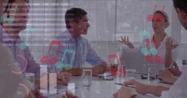 Toplantıda çeşitli iş adamlarının veri işleme animasyonları. küresel iş ve dijital arayüz kavramı dijital olarak oluşturulmuş video.