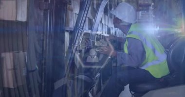 Melez erkek depo çalışanı yerine altıgen simgelerin animasyonu. İş, finans, teknoloji ve dağıtım hizmetleri konsepti dijital olarak oluşturuldu.