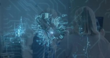 Çeşitli kadın hemşire ve doktor röntgenleri üzerinde veri işleme animasyonu. Küresel tıp ve dijital arayüz kavramı dijital olarak oluşturulmuş video.