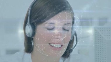 Kafkasyalı iş kadını üzerinden telefon kulaklığı kullanarak bağlantı ağının animasyonu. Küresel iş ve dijital arayüz kavramı dijital olarak oluşturulmuş video.