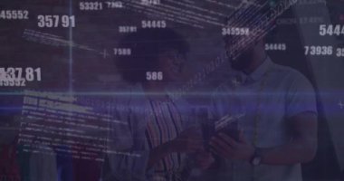 Çeşitli iş adamlarının konuşmaları üzerine veri işleme animasyonu. küresel iş ve dijital arayüz kavramı dijital olarak oluşturulmuş video.