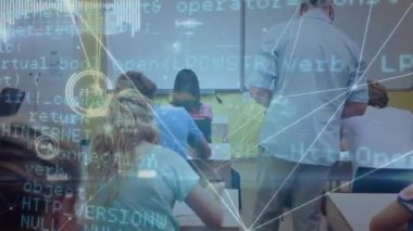 Çeşitli öğrenciler üzerinde veri işleme animasyonu. Küresel eğitim ve dijital arayüz kavramı dijital olarak oluşturulmuş video.