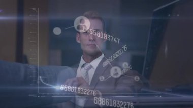 Kafkasyalı iş adamları üzerinde bağlantı ve veri işleme ağının animasyonu. Dijital olarak oluşturulmuş küresel bağlantılar, veri işleme ve dijital arayüz kavramı.