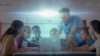 Kafkas erkek öğretmen ve çeşitli öğrencilerin dizüstü bilgisayarlarıyla bağlantılarının animasyonu. Okul, eğitim, bilgilendirme ve dijital olarak oluşturulmuş teknoloji konsepti ile öğrenme.
