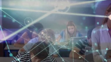 Kafkas kadın öğretmen ve tabletli ve çeşitli öğrencilerle olan bağlantıların animasyonu. Okul, öğrenim, eğitim, bağlantılar ve teknoloji konsepti dijital olarak oluşturulmuş video.