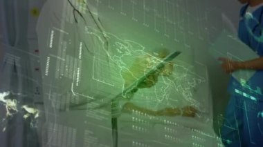 Hastanedeki panoya yazı yazan Kafkas kadın doktor üzerinde veri işleme ile dijital arayüz. Tıbbi sağlık ve teknoloji konsepti