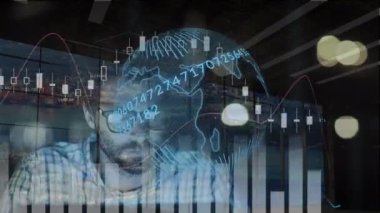 Dünya ve beyaz erkek programcı üzerindeki finansal veri ve grafiklerin animasyonu. küresel finans, ekonomi, iş ve teknoloji kavramı dijital olarak oluşturulmuş video.