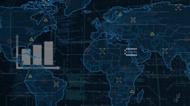 Mavi arkaplandaki dünya haritasına karşı şebeke üzerinden veri işleme. Bilgisayar arayüzü ve iş teknolojisi kavramı